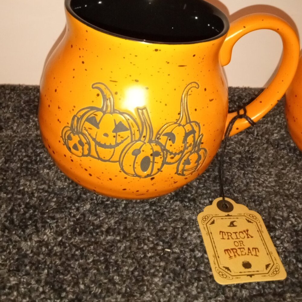 HALLOWEEN PUMPKIN TRICK OR TREAT ORANGE AND BLACK LARGE MUG, NEW!